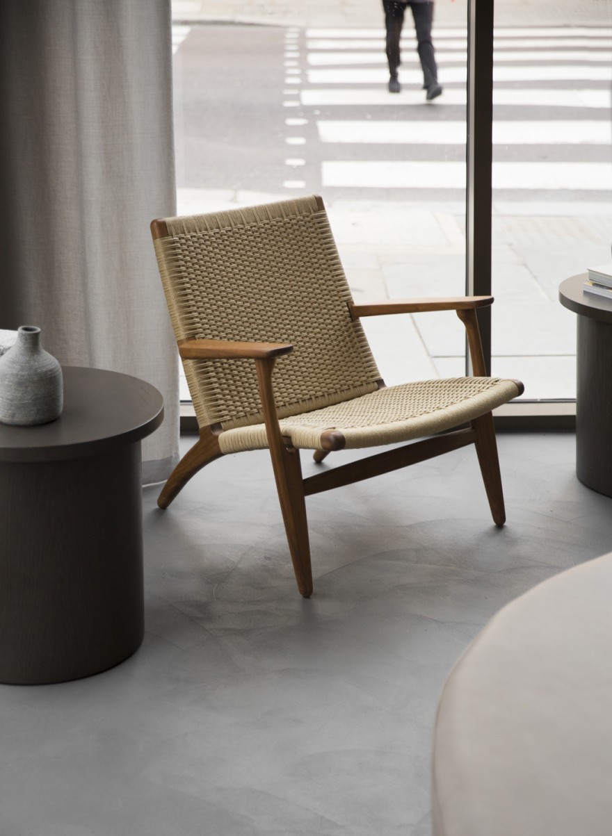 In de CH25 lounge chair is bijna 500 meter papierkoord verwerkt: 8 tot 10 u manueel weven voor een geoefende vakman kman 8 tot 10 u manueel weven... e chair 