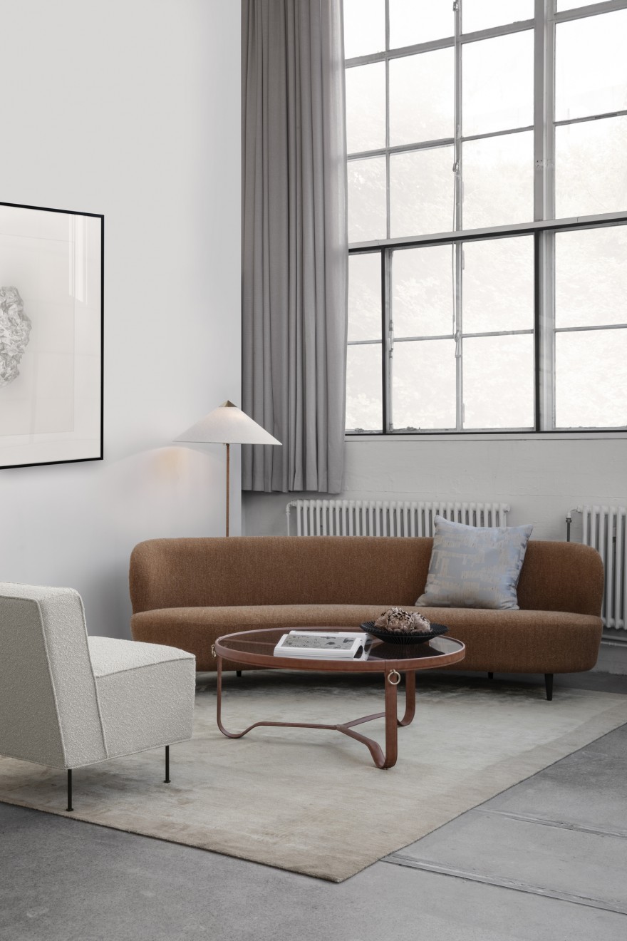 Een model uit het succesvolle STAY sofa programma van Space Copenhagen voor Gubi 