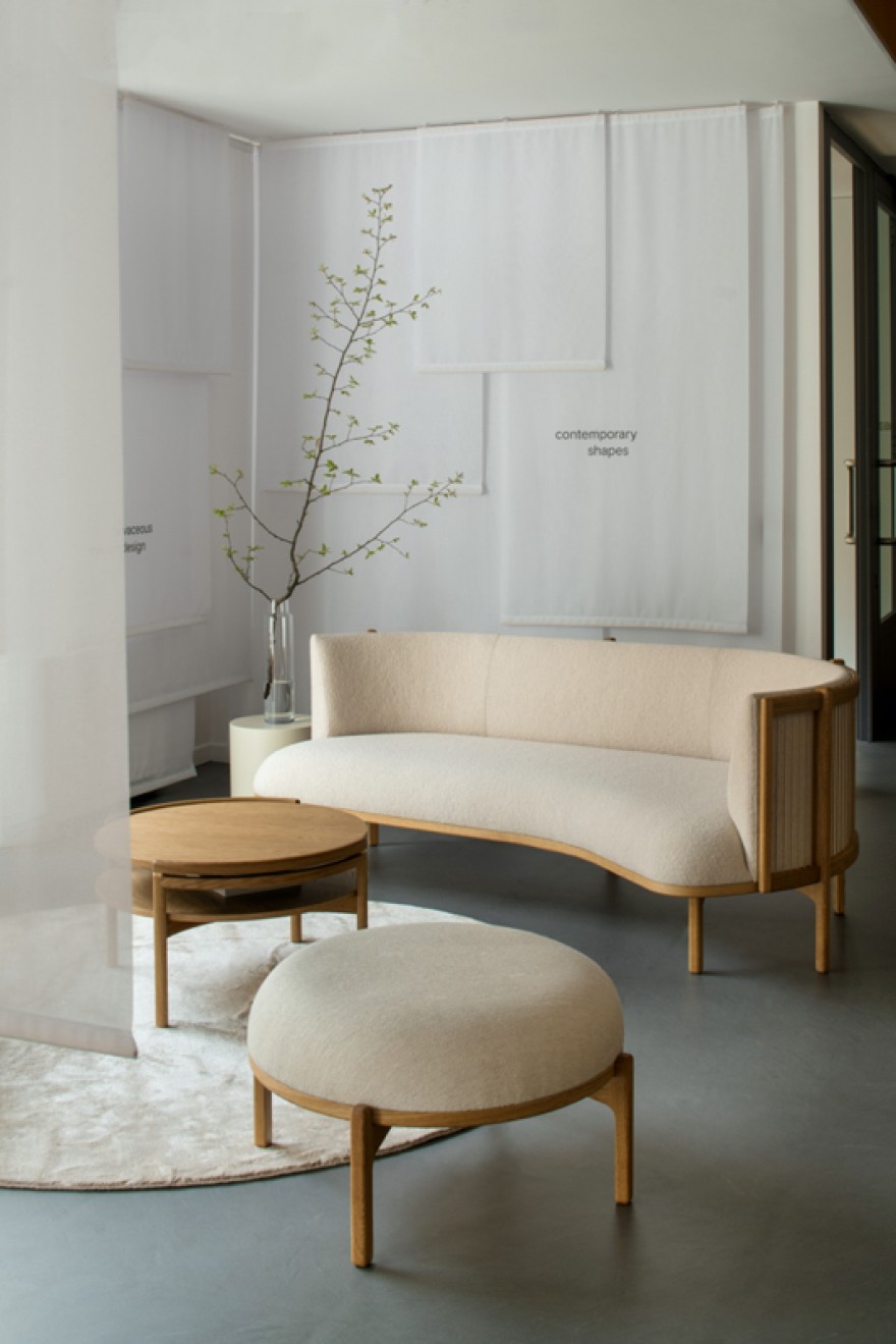 Sideways sofa en poef en Sideways salontafel in eik 
