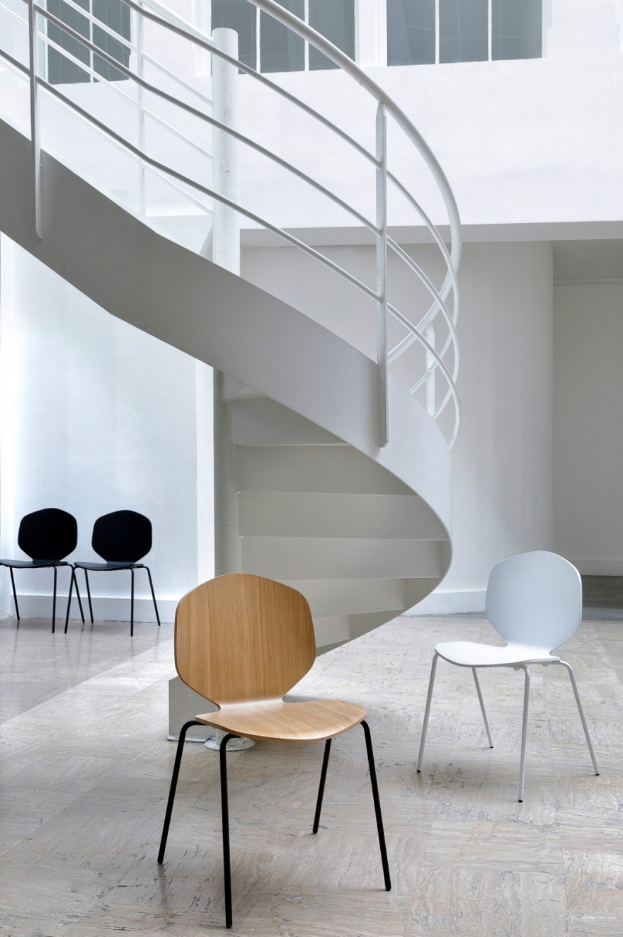 Loulou chair: wit - eik met zwart onderstel