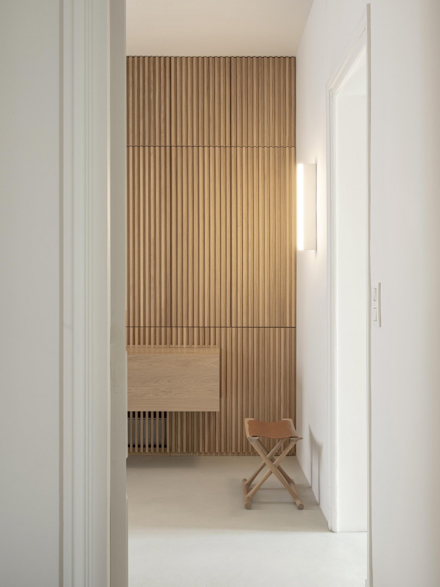 Zij aanzicht van de OW2000 Egyptian Chair 