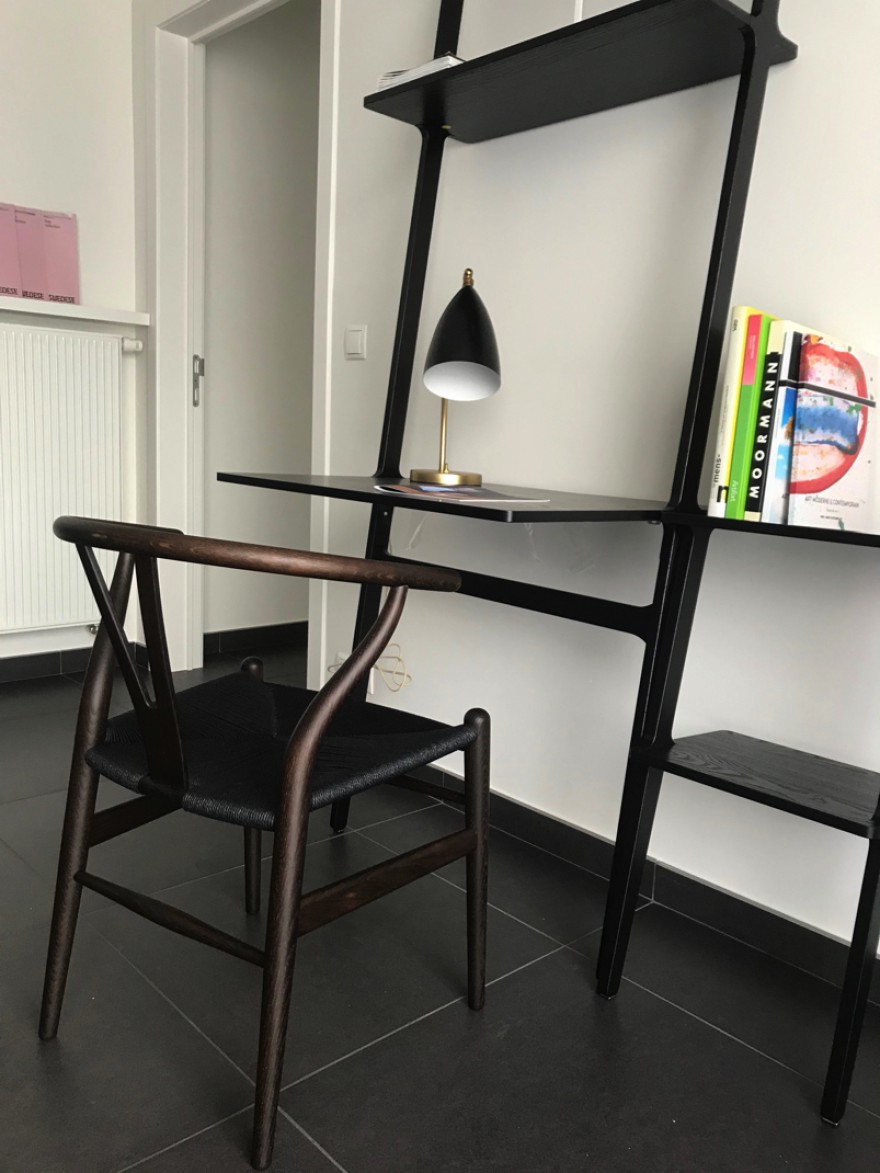 CH24 met zwart papierkoord zitting