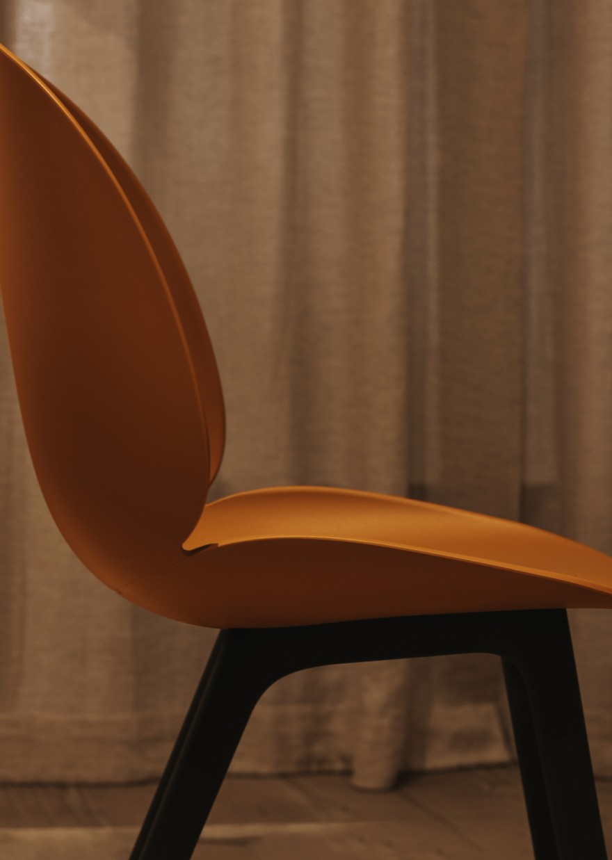 Siège et base de la chaise Beetle en polymère - vue latérale