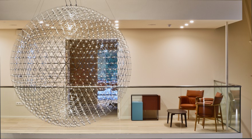 Transparante verbinding tussen 2 verdiepingen met Raimond lamp (MOOOI) 
