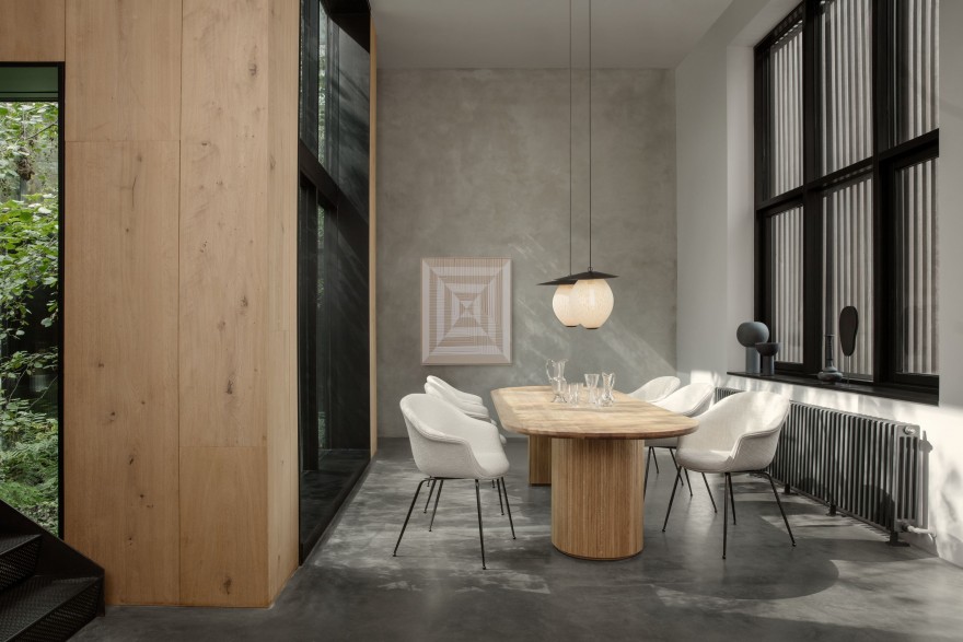 Réunir avec style dans les chaises BAT autour de la table MOON