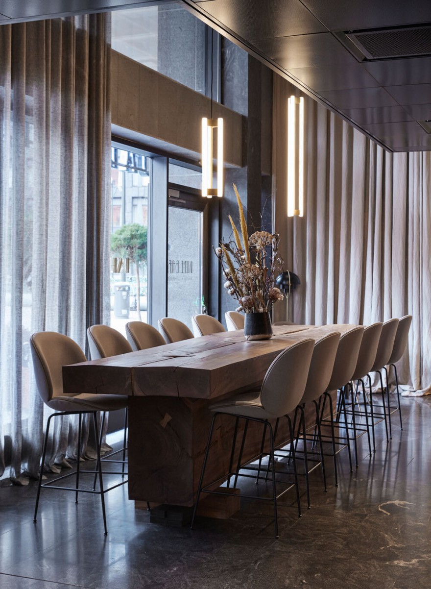 Gubi Beetle barstools in de bar van Hotel At Six in Stockholm 
