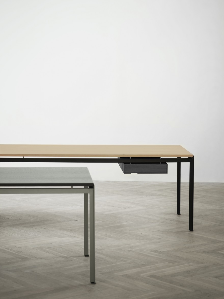Student- & Professor table van Poul Kjaerholm: historisch design 