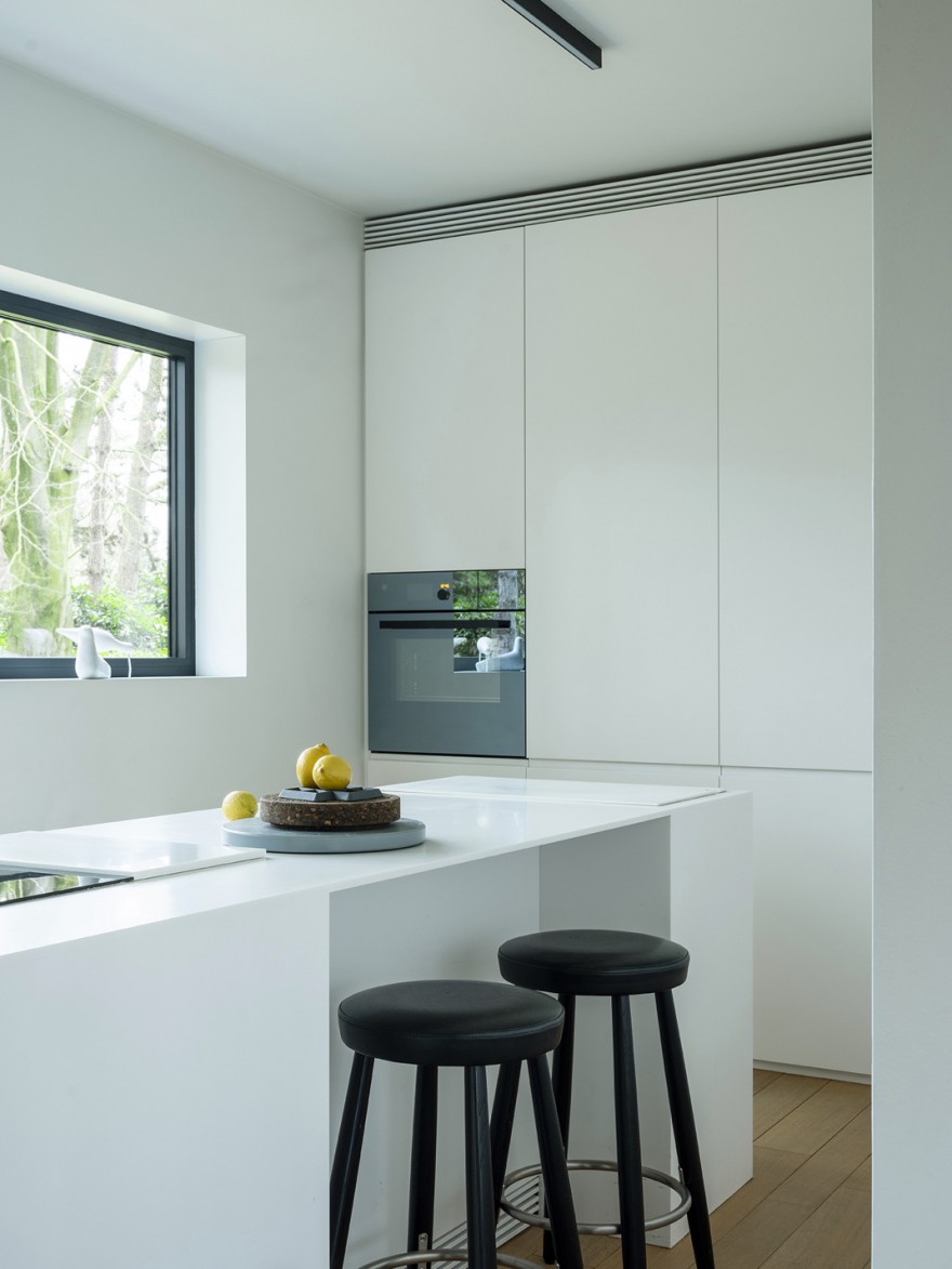Wegner barstools in zwart zorgen voor mooi contrast in de witte keuken (Minus, Poperinge) 