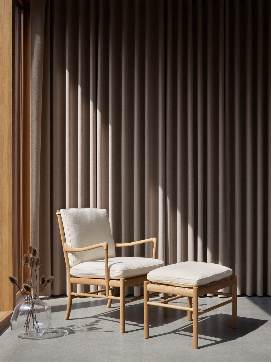 Tijdloos klassiek hedendaagse Colonial Chair met voetenbank 