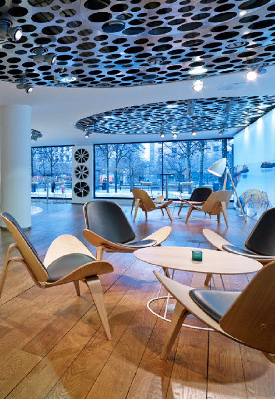 CH07 van Hans J Wegner in Volvo showrooms