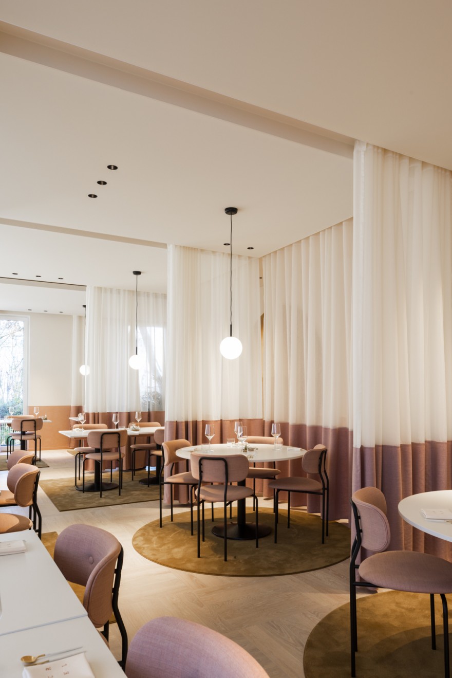 Ronde vormgeving van Coco stoel past perfect in het interieur van CRKL 