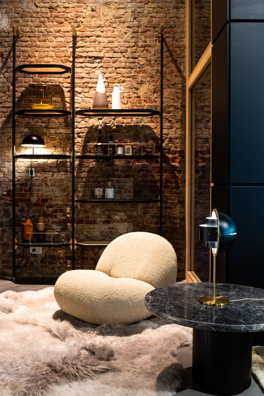 Moon colfee table, Multilite tafellamp en Pacha lounge: Gubi collectie @ Kaai Design, Antwerpen 