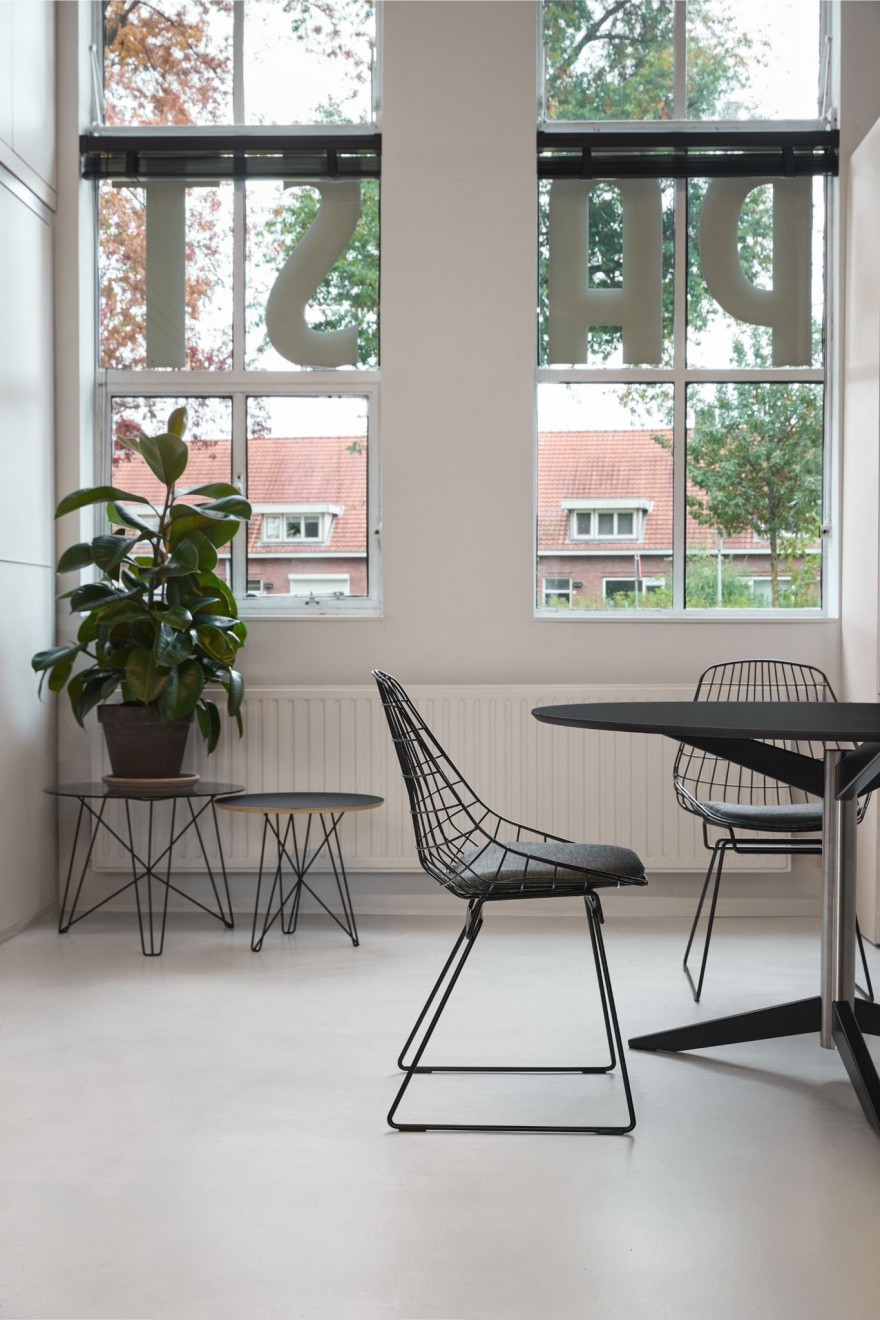 Wire dining chairs in de Pastoe showroow In Eindhoven 