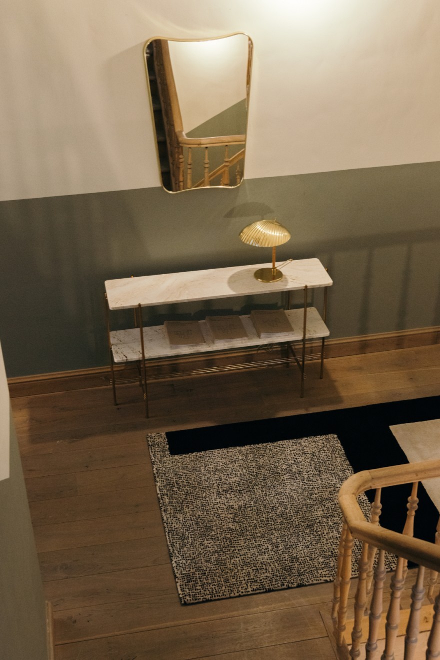 Een tijdloze hall met de TS Console en de FA33 Spiegel van Gio Ponti