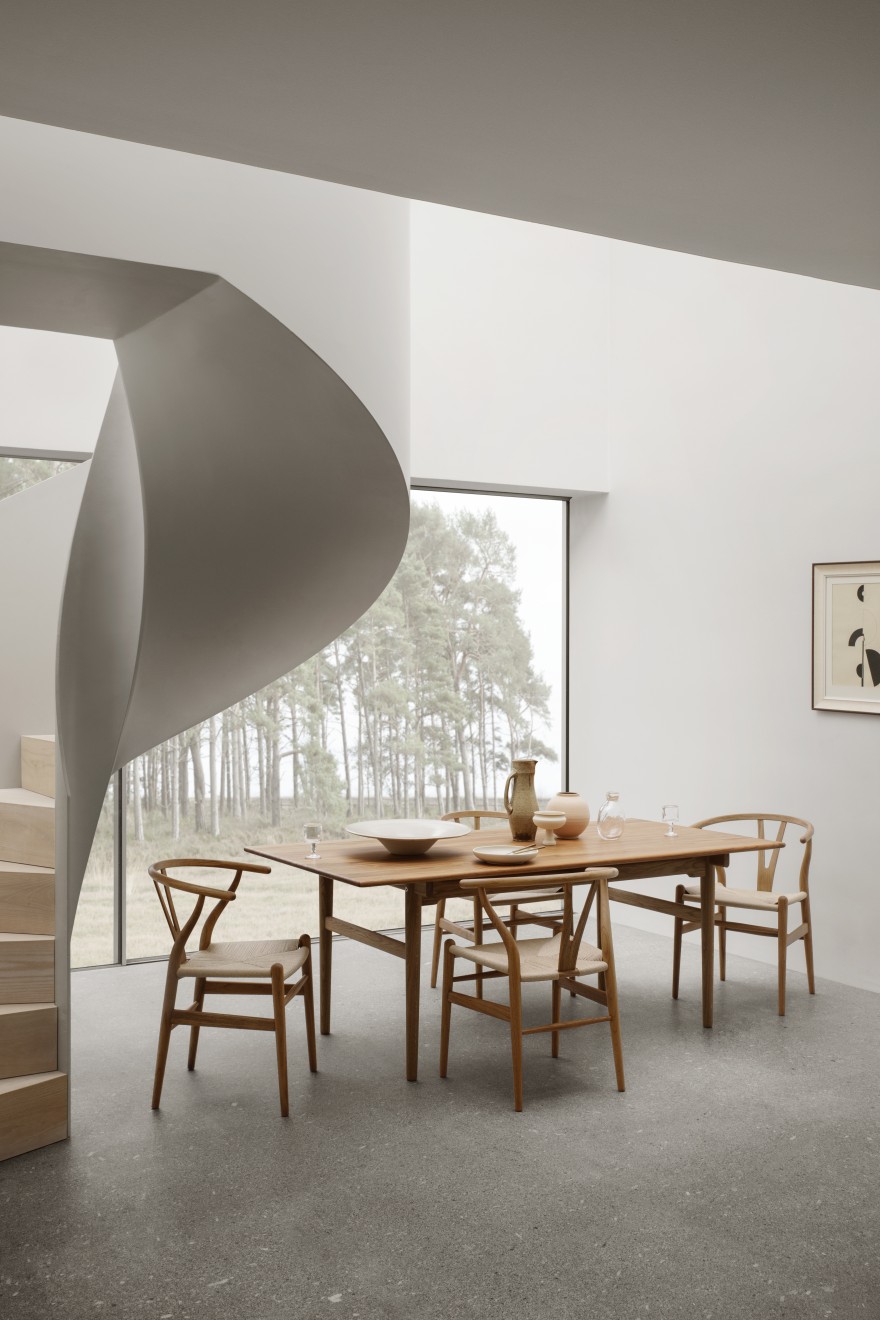 CH327 tafel met top in geoliede teak, poten in eik. in combinatie met de CH24 in FSC gelabelde teak 