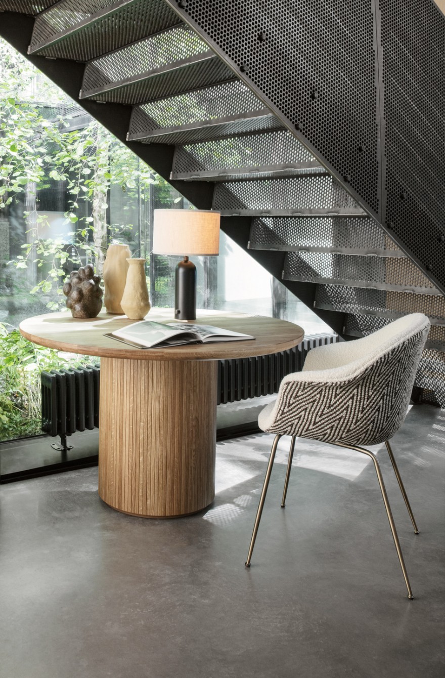 Moon Dining Table met Gravity Table lamp: succesvolle ontwerpen van Space Copenhagen 