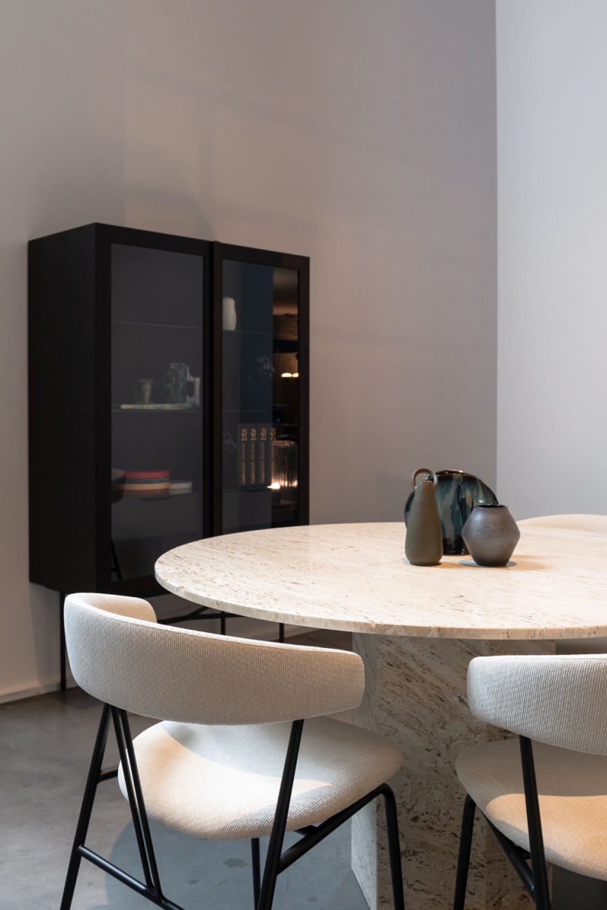 Epic tafel travertin & Violin stoelen, GUBI @ Kaai Design Antwerpen 