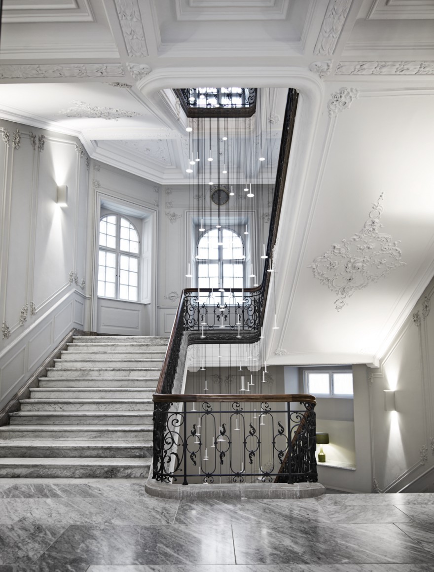 De imposante hal van hotel Nobis in uitgezuiverd Deens classicisme