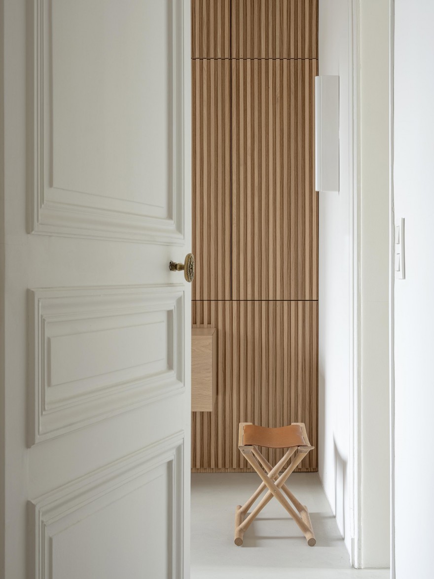 Zij aanzicht van de OW2000 Egyptian Chair 