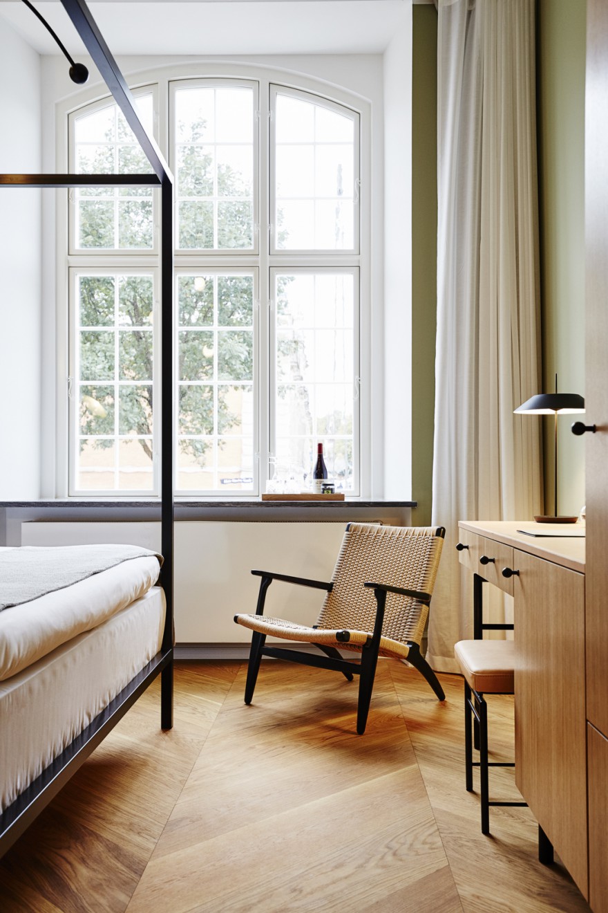 De CH25 (design 1950, Hans J Wegner) siert de luxe kamers...