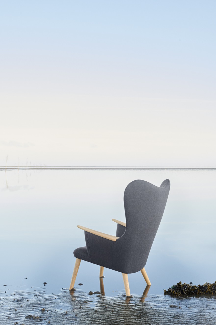 Het design van de MAMA Bear Chair oogt vrouwelijk door de sierlijke rondingen  