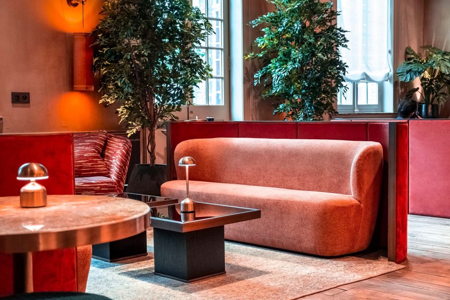 GUBI Stay Sofa in de bar
