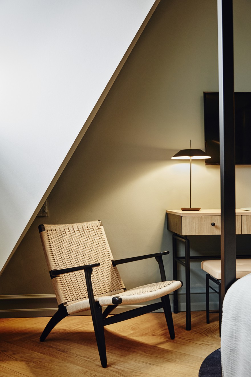 CH25 lounge chair in zwarte eik en naturel koord