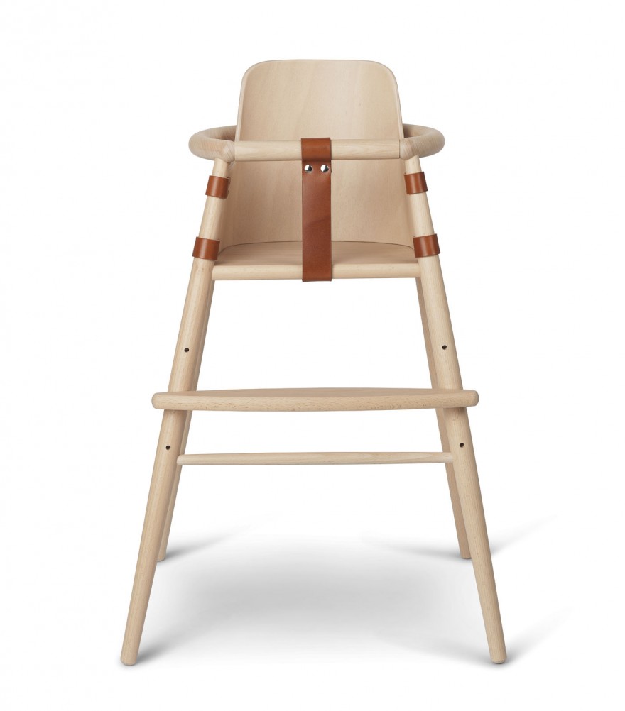 Frontaal zicht van massieve, verniste beuken kinderstoel. Iconisch design uit 1954-1955  