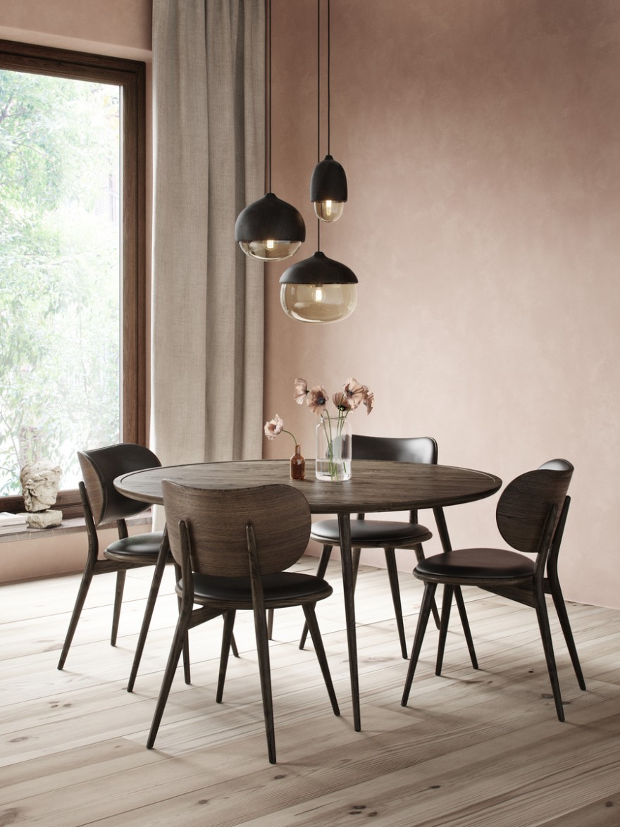 De Accent tafel van Mater met daarrond de Dining chair en een selectie Terho verlichting.