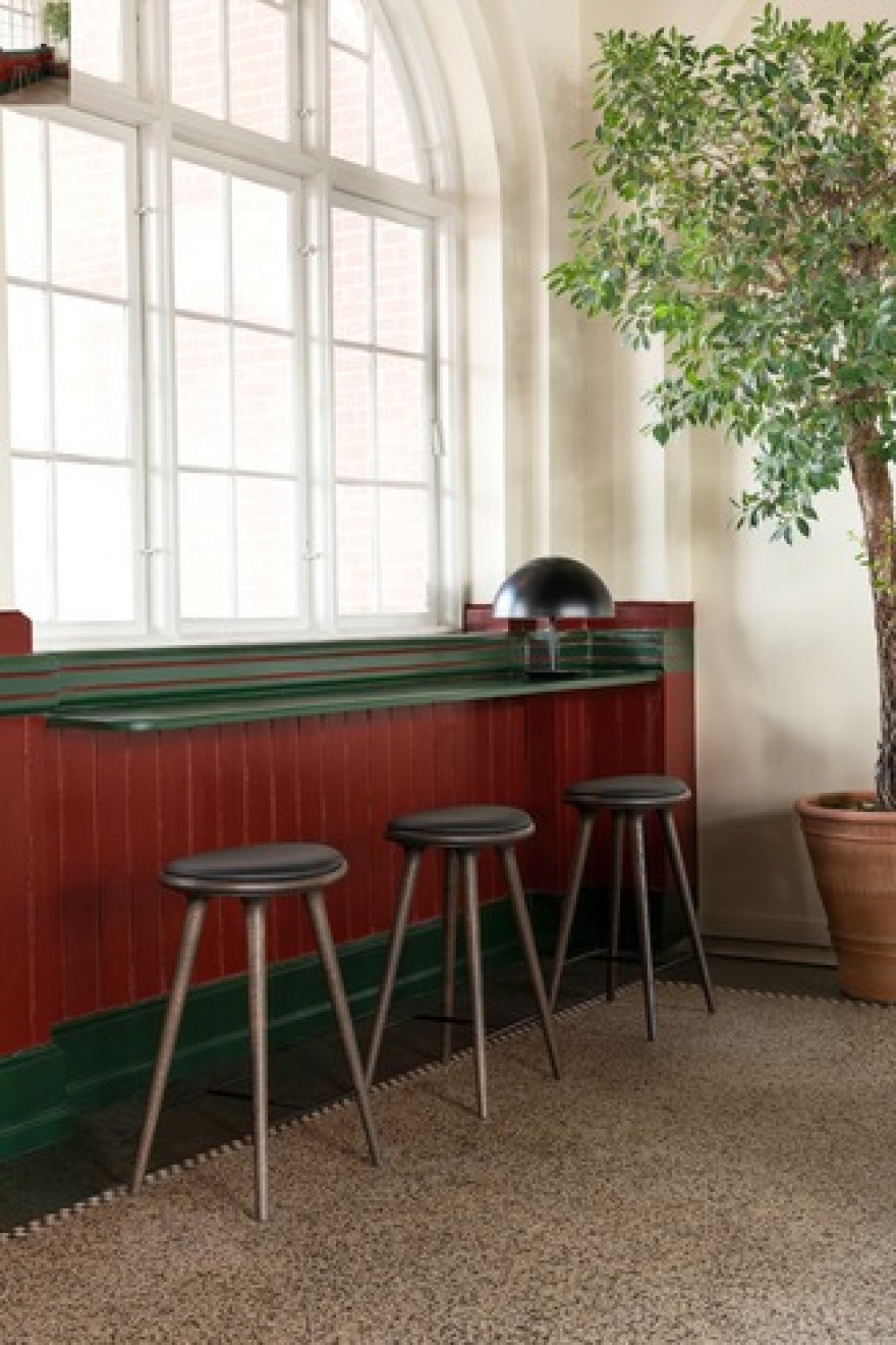 The Mater High Stool in Sirka grijs gelakte eik, met zwarte lederen zitting.