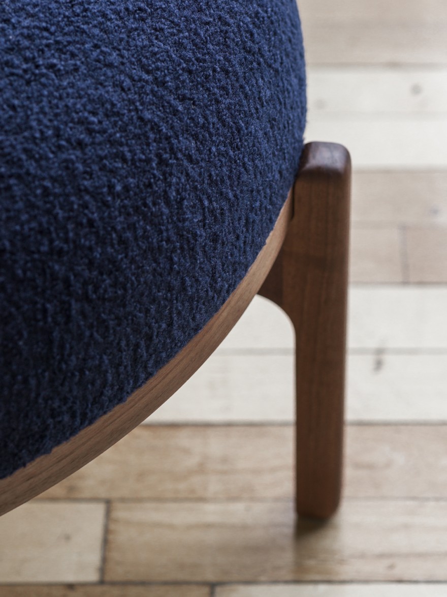 Detail poef: frame in eik of notelaar 
