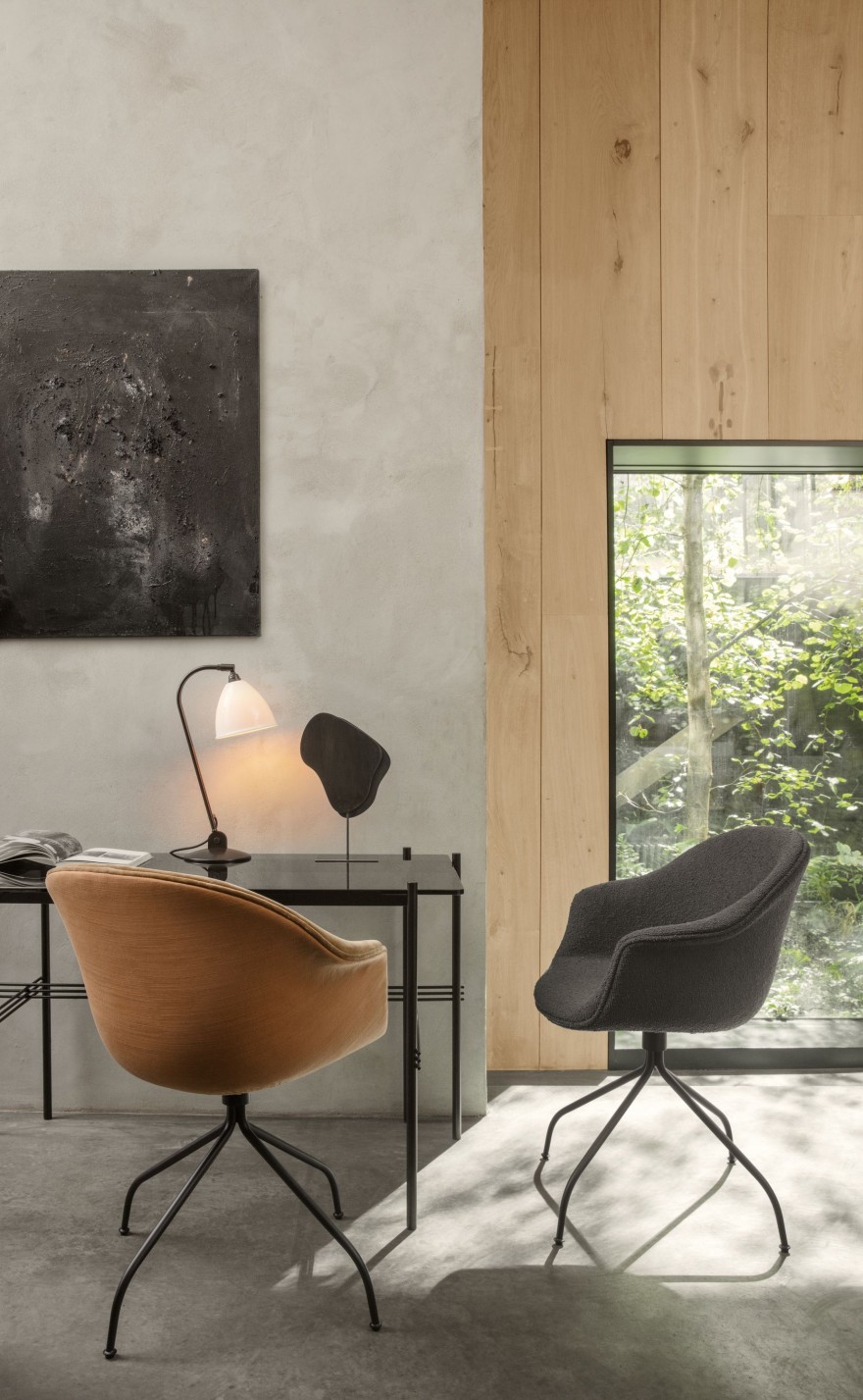  Chaises de réunion BAT, table TS de GamFratesi (GUBI) et lampe de table Bestlite (1930, design)