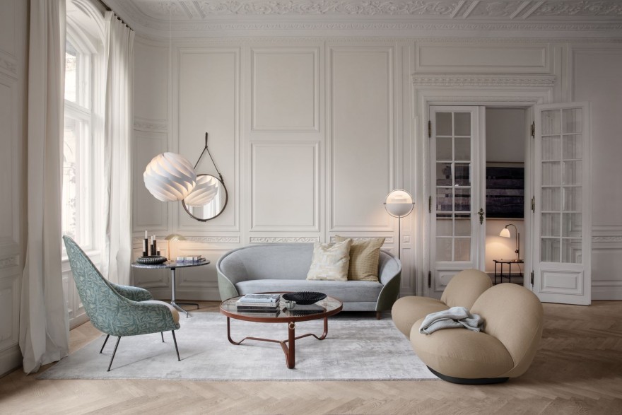Gubi setting met rechts de Pacha van Pierre Paulin (design 1975)