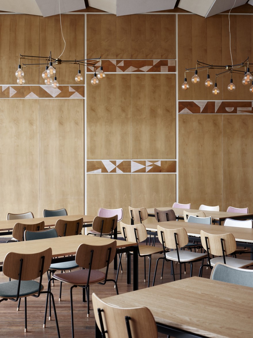 stoelen ontworpen in 1956 voor de Vega Concertzaal, nu ook in productie.. 
