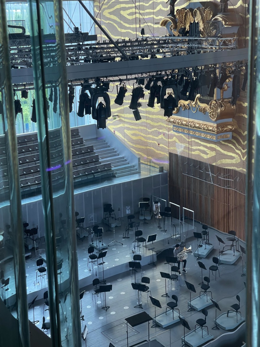 Inkijk in de grote zaal vanuit een zijzaal: transparantie én daglicht als meerwaarde