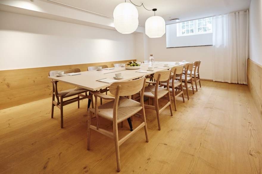 Ook in de vergaderruimtes vind je de “klassiekers” van Hans J Wegner
