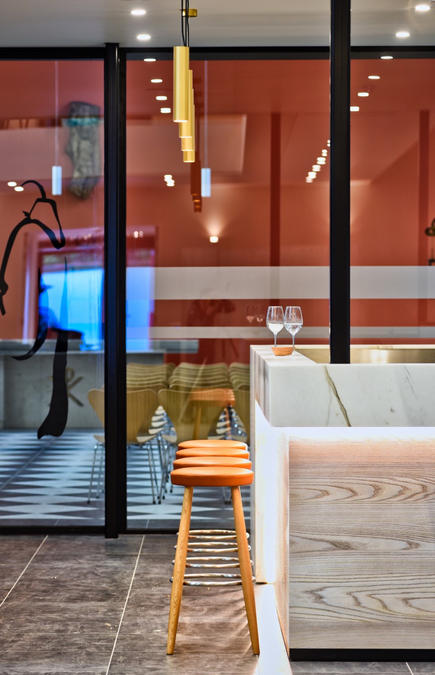 Wegner's functionele, compacte en minimalistische barstool CH56/ CH58   