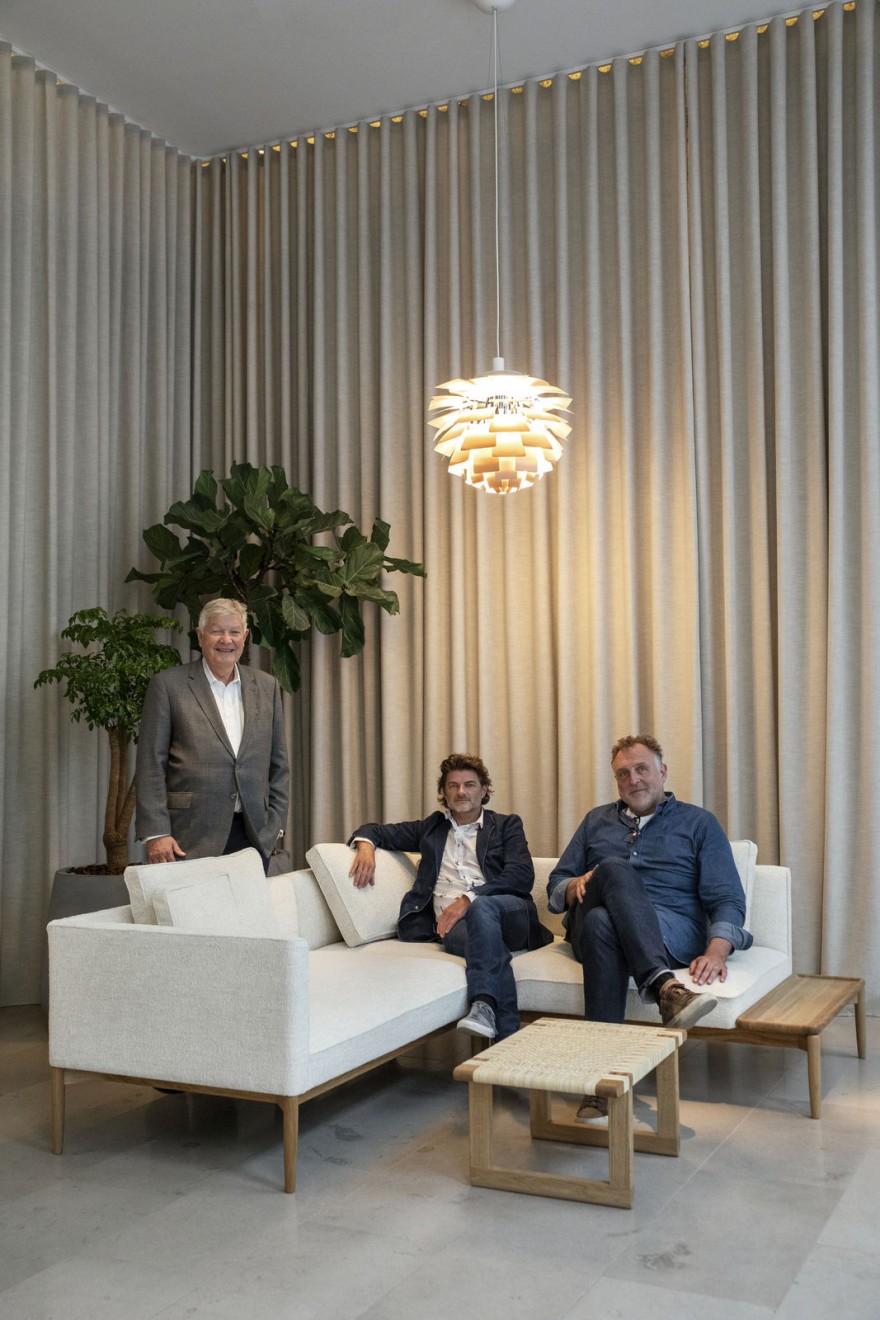 EOOS designers & K.E. Hansen in de EMBRACE Modulaire Sofa (nieuw)  