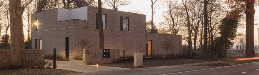 De gevel van resto CRKL in Roeselare: eigentijdse vormgeving, hedendaagse keuken...    
