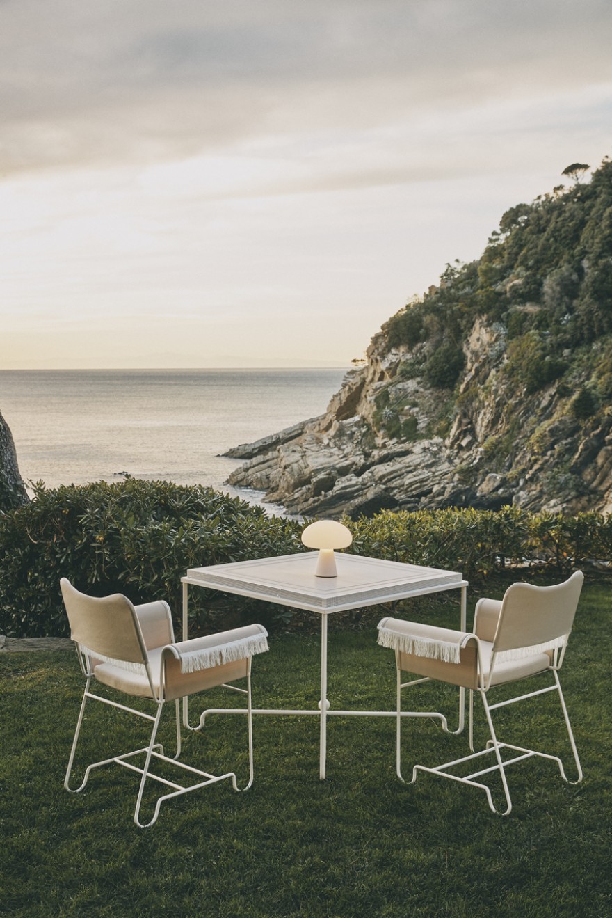 Tropique chair met franjes en de Tropique Dining Table
