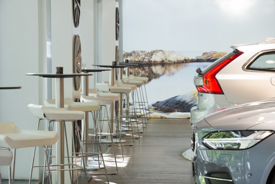 Happy barstoelen van Swedese wereldwijd in VOLVO showrooms 