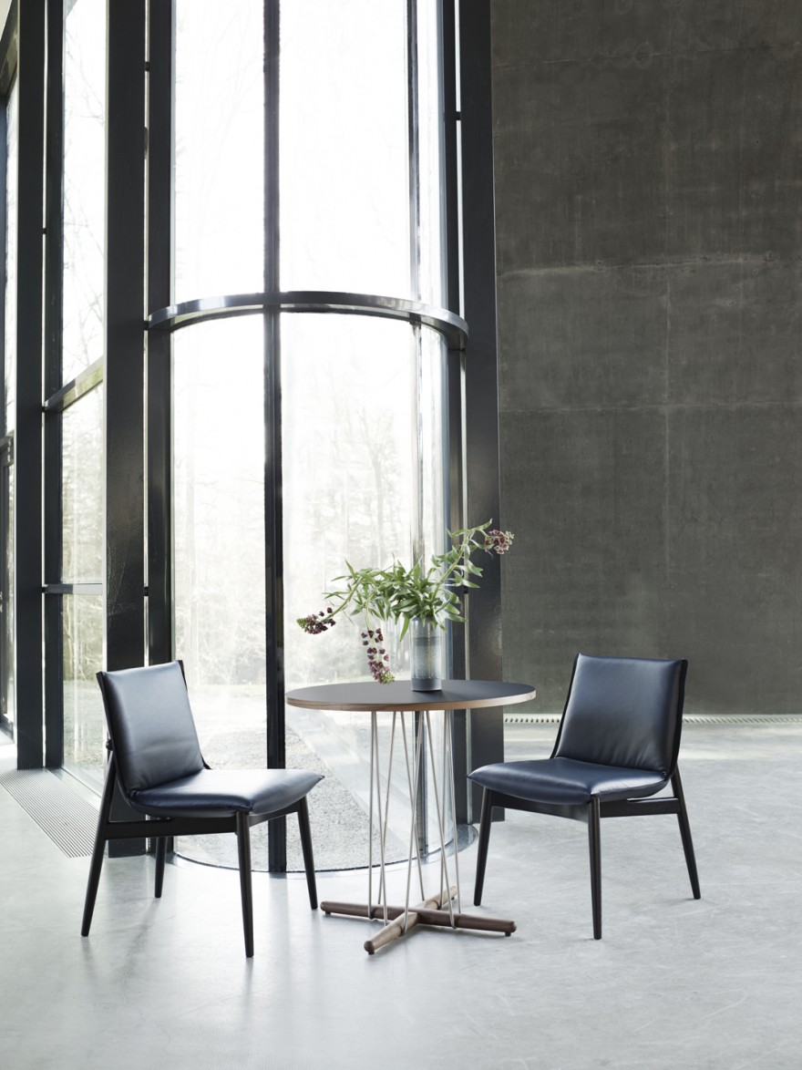 E021 Embrace  Lounge Table - ø48 cm en Embrace dining chair 