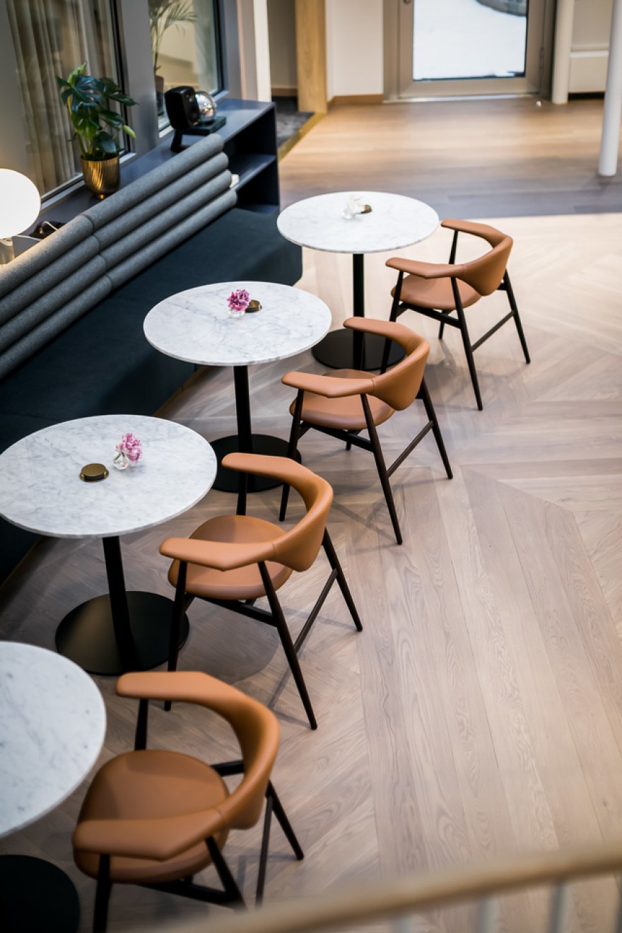 Masculo chair wood base 