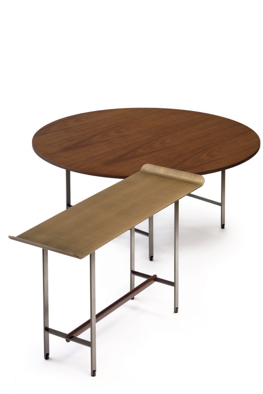 Ronde bijzettafel met top in notelaar en rechthoekige Sisters tafel met “bronzen” top