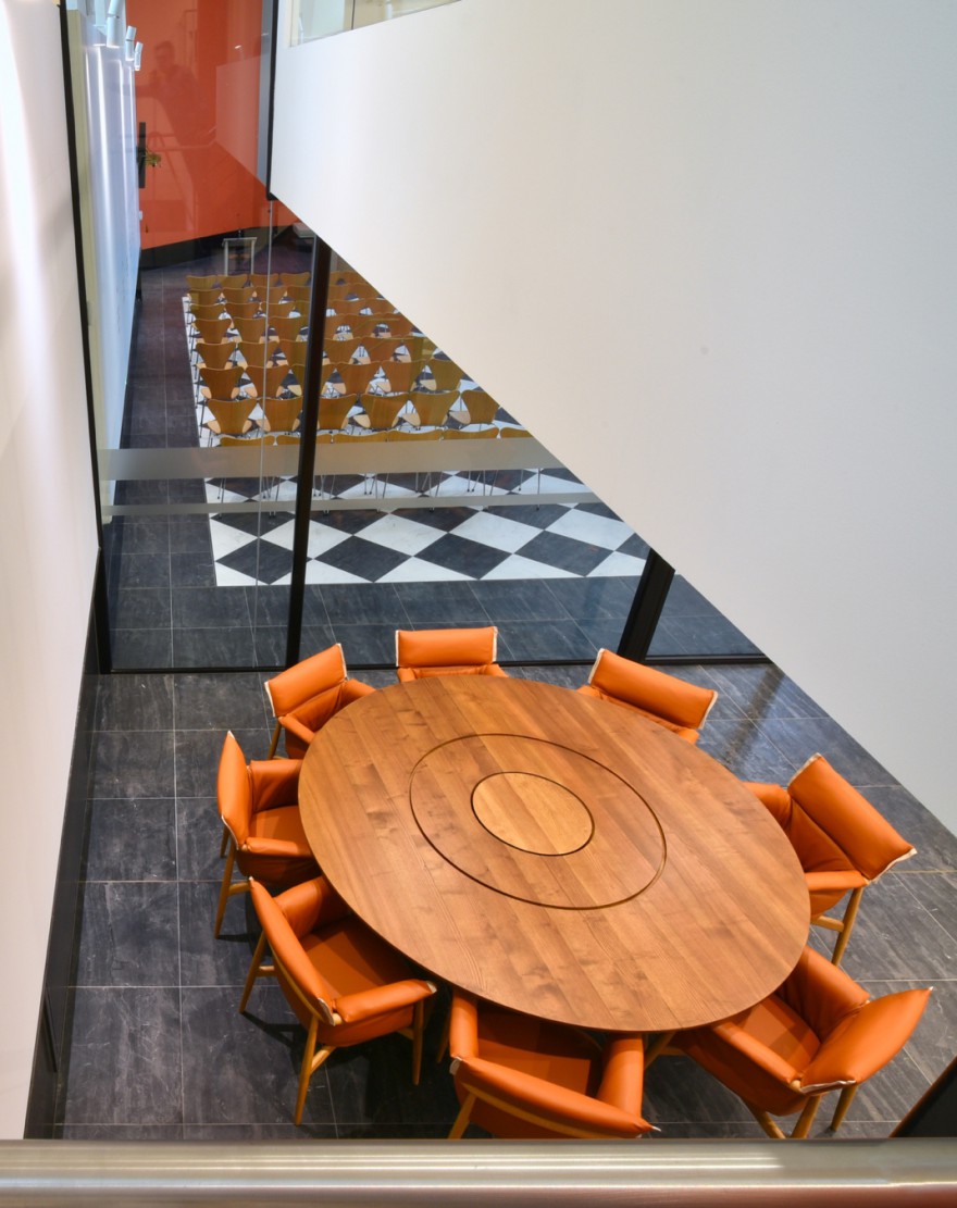Bovenaanzicht van de super comfortabele Embrace stoelen (Eoos design, 2015, Carl Hansen & Son) 