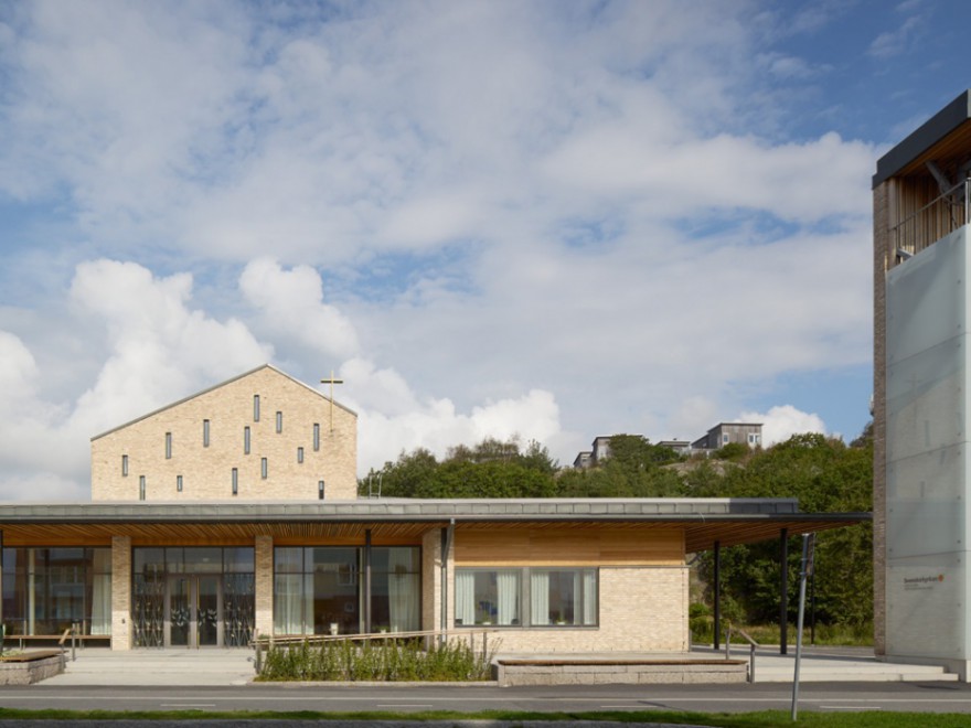 De protestantse Amhults kerk in Gothenburg: voledig bemeubeld door Swedese