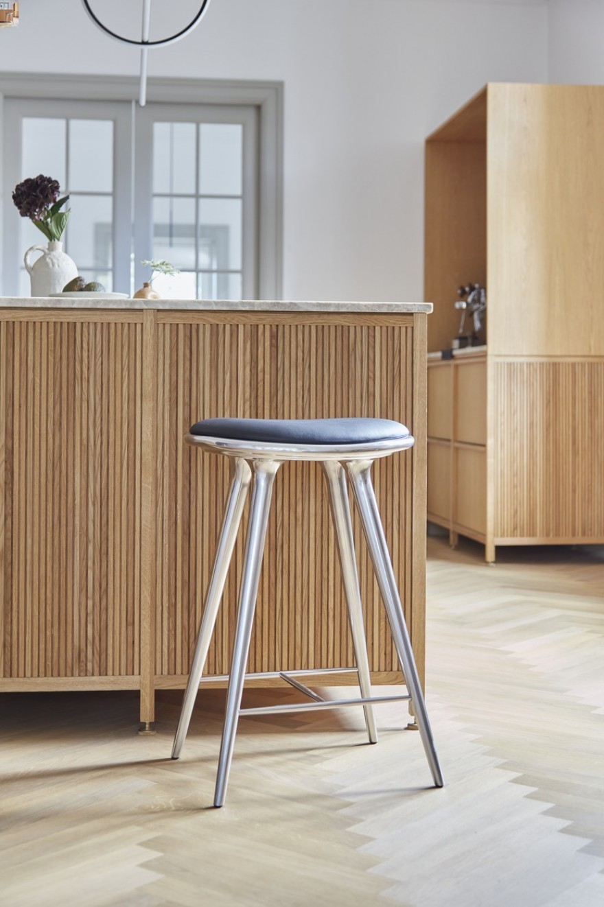 Tijdloze High Stool van Space Copenhagen voor Mater Design 