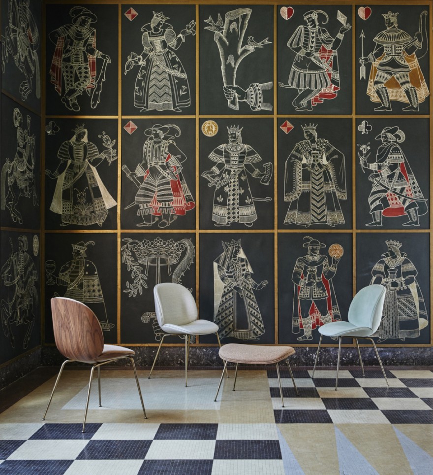 Enkele Beetle dining chairs en voetenbankje (Beetle stool)
