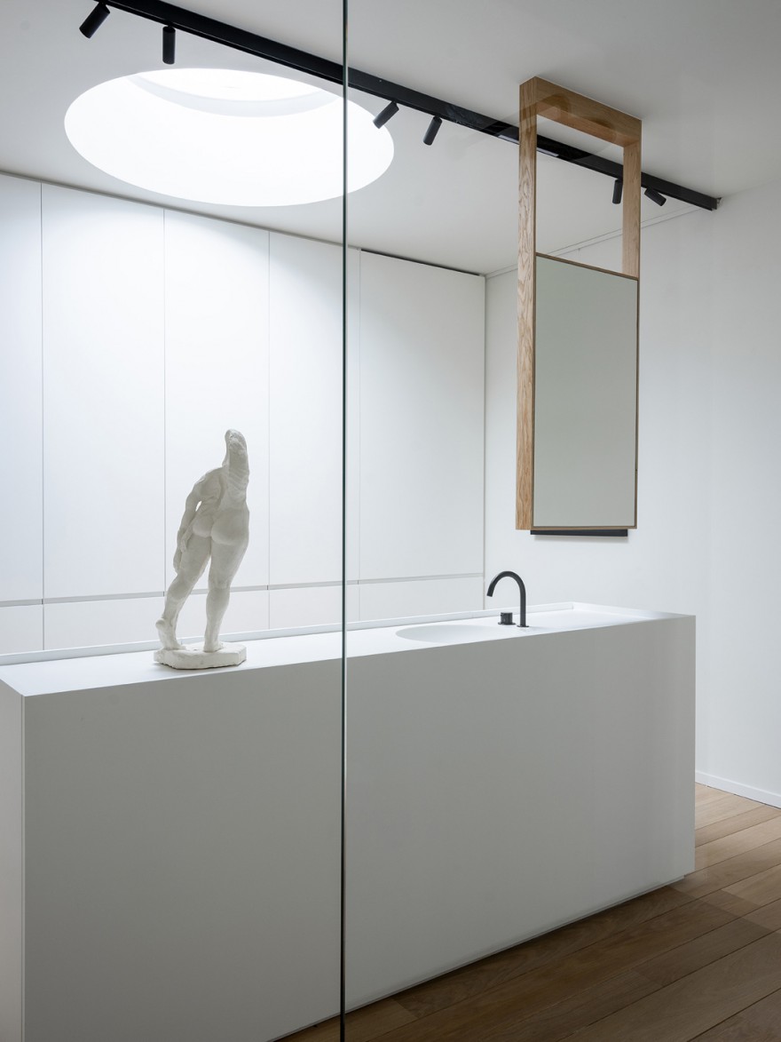 Glazen douche wand met zicht op originele hangspiegel 