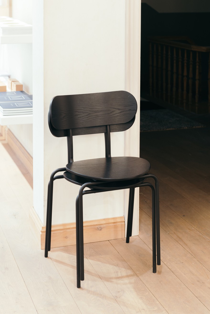 Stapelbare Coco chair in hout - GUBi collectie 